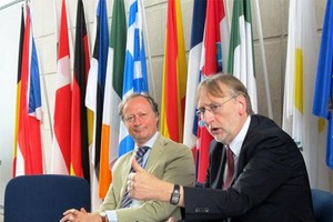 歐洲議會國際貿易委員會(INTA)主席朗格（右一）。（圖源：互聯網）