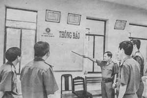 掃毒專案小組開會討論破案計劃。