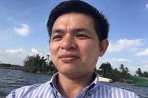 武國平(40歲，第一郡和平小學校學生家長)向政府辦公廳呈遞一份解散學生家長會的建議書。