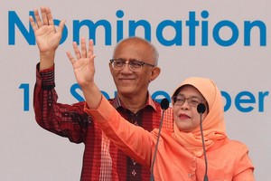 新加坡新總統哈莉瑪與丈夫向支持者揮手致謝。