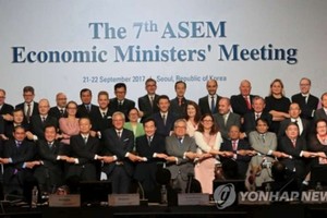 9月22日下午，在首爾COEX會展中心，ASEM經濟部長會議開幕，51個成員國的部長和副部長級人士合影留念。（韓聯社）