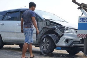 車子反彈墜落路面，並滑行多米後側翻，車頭面目全非。