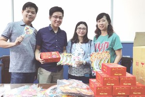 　　本報共青團執委向芹耶縣少兒文化宮贈送月餅 和禮物。