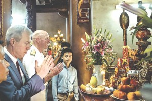 斯科特‧斯威夫特海軍上將參觀陳興道祠廟。