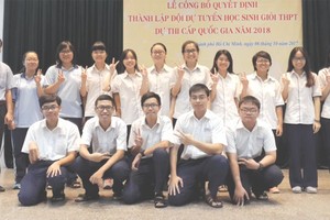 阮國強老師(左一)與15名華文科優秀生合照。