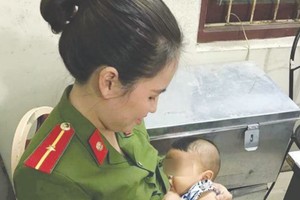 L.少尉一直照料和給該男嬰哺乳。