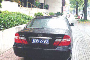 一輛80B藍牌汽車。