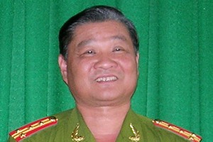 滀臻省公安廳副廳長蔡文待大校。