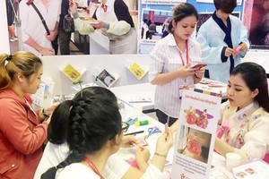 遊客在市旅遊盛會參觀及訂購旅程。