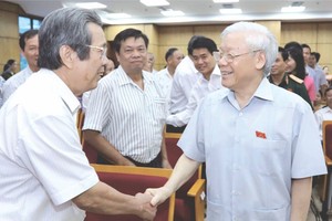 阮富仲總書記與選民交談。