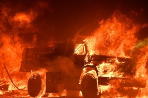 納帕郡從8日到9日至少14處山火，消防員救火疲於奔命。圖為大火正吞噬一輛卡車。(Getty Images)