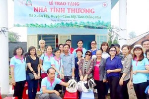 心德慈善組向一戶貧困家庭移交溫情屋。