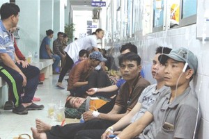 平陽省新淵市上百工人進院急救。