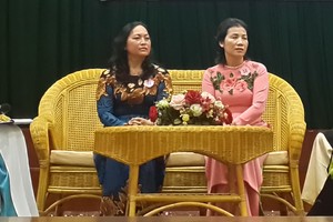 華人商販應氏蓮（右一）與各代表交流。