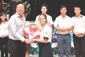 學生代表向高肇力總經理獻花致謝。