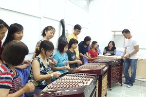 粵曲藝-樂器培訓班的學員在學揚琴。