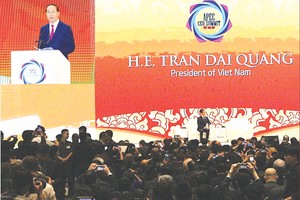 國家主席陳大光在會上發表講話。