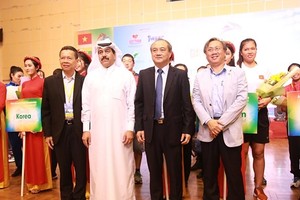 賽事組委會在開幕儀式上合影。