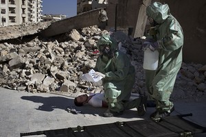 聯合國調查員在敘利亞調查化武襲擊事件。