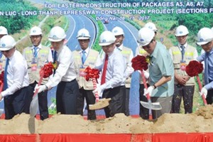 為修建東面路段最後的3個發包舉行動工儀式。