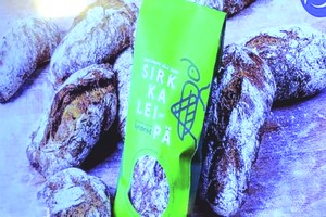 蟋蟀麵包含更多蛋白質。