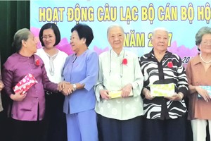 幹部俱樂部主任李金梅（右五）向高齡會員祝壽。