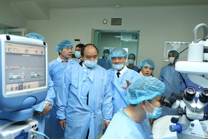 阮春福總理探望中央眼科醫院。