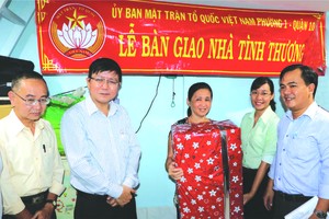 本報移交溫情屋予華人家庭。