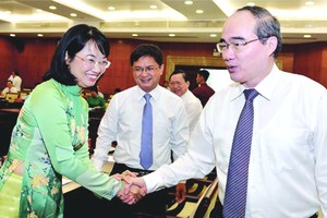 市委書記阮善仁與代表交換意見。