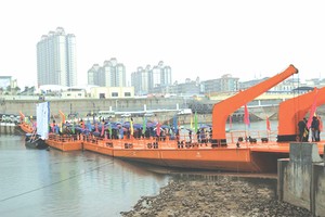 浮橋通車有助促進兩國貿易往來。