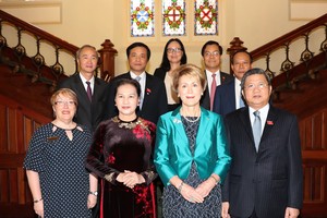 國會主席阮氏金銀(前排左二)和西澳大利亞州州督(前排左三)與越南國會代表團合照。