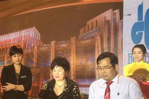 Q-MAMA公司与HD银行代表签署合作合同。