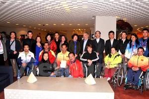 越南駐墨西哥大使阮淮陽（左九後排）與越南殘疾舉重隊合影。
