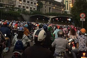 　　本月11日下午5時30分，上千輛摩托車被“堵”在從第一郡通往第二郡方向的 守添隧道進出口前。