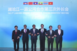 范平明副總理（左一）與各國外長合照。