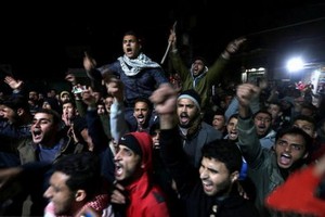 憤怒的巴勒斯坦民眾在加沙南部發起抗議。