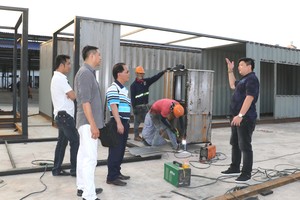 夜市管委會正監察施工現場。