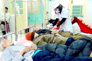 近日來，天越冷老人進院越多。