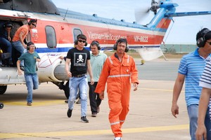 船員黎文圓(橙色衣)經照料後體康已穩定下來。