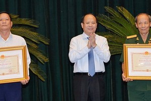 退休軍官和將領榮獲高貴勳章。