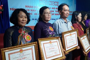 當天有27個集體、個人獲越南勵學會表揚， 23個集體及個人獲市人委會表揚，其中有第五與第六郡勵學會、第十一郡連華寺釋維鎮、第六郡陳氏宗祠勵學會。