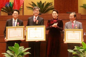 國會主席阮氏金銀和國會、國會辦公廳各領導已對2017 年落實任務和在各項競賽運動取得出色成績的集體和個人頒授戰功勳章、勞動勳章，競賽稱號。