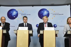 歐盟外交和安全政策高級代表莫蓋里尼與英法德外長會談後舉行新聞發佈會。