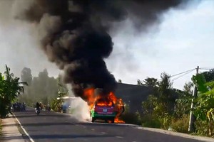 昨(12)日正在ĐT 856路上行駛時，從高嶺市往高嶺縣方茶鄉方向行駛的一輛計程車猛烈燃燒。