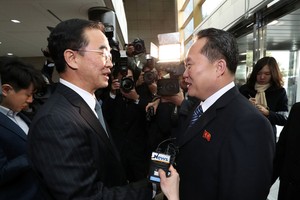 1月9日，韓國統一部長官趙明均（左）與朝鮮祖國和平 統一委員會委員長李善權會面。