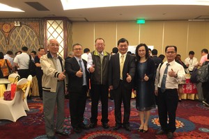 梁光中處長(右三)與台灣企業在交流會上合影。