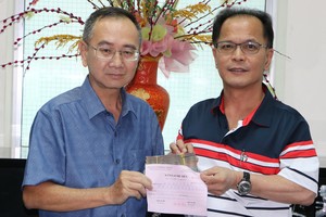 范興主任接受鄭文忠會長捐款。