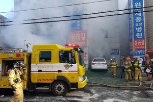 濃煙不斷冒出。