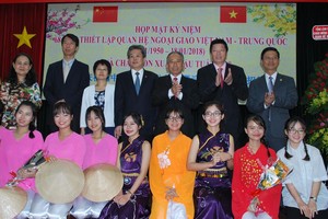 雙方領導與參加文藝表演的大學生合照留念。