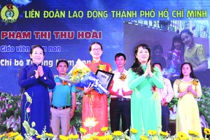 市領導向黨員模範頒發獎狀。